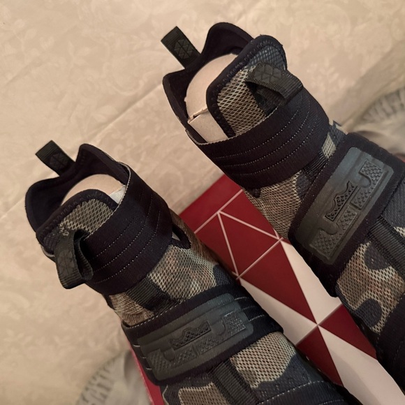 ⚡️LeBron Soldier 10 SFG - Size 10.5 - Picture 3 of 8